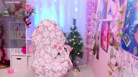 Snapshot of coconut_mia chatting on 12.05.25 Mia online show from 12.05.25