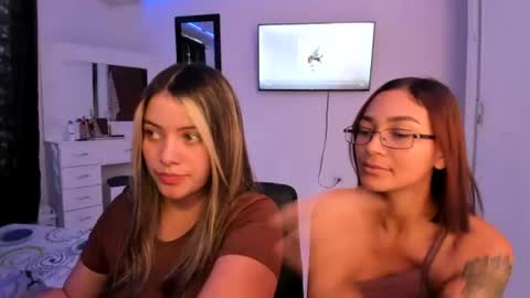 Snapshot of coffe_and_cream24 chatting on 06.18.26 Asia y Samanta online show from 06.18.26