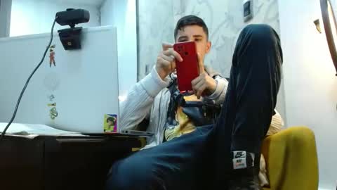 Snapshot of colombianproduction chatting on 10.23.25 Jhon online show from 10.23.25