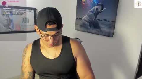 Snapshot of coltonmassif_ chatting on 10.30.25 coltonmassif_ online show from 10.30.25