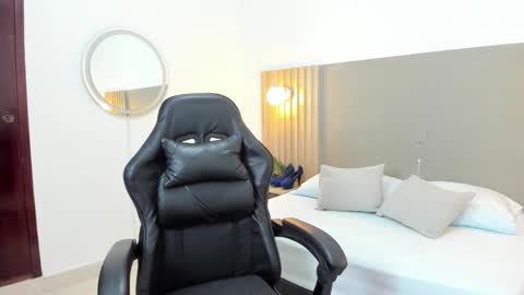 C O R A  L online show from 11.04.25