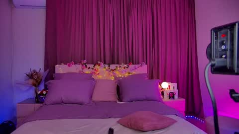 Snapshot of cosmic_sia chatting on 12.07.24 Sia online show from 12.07.24