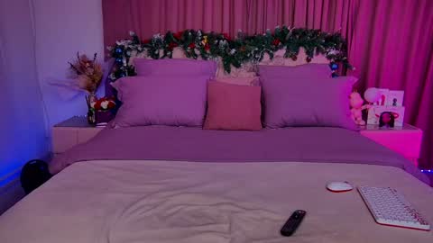 Snapshot of cosmic_sia chatting on 12.17.24 Sia online show from 12.17.24