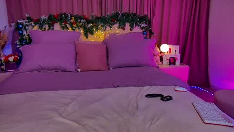 Snapshot of cosmic_sia chatting on 12.22.24 Sia online show from 12.22.24