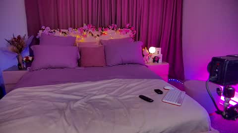 Snapshot of cosmic_sia chatting on 02.04.25 Sia online show from 02.04.25