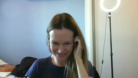 Snapshot of crazyanny chatting on 11.05.25 Anny online show from 11.05.25