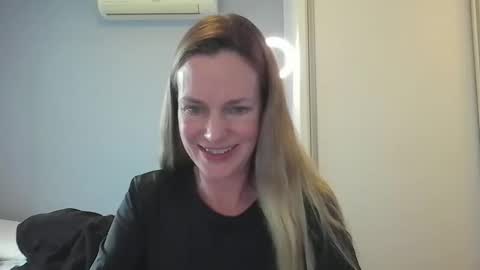 Snapshot of crazyanny chatting on 11.17.25 Anny online show from 11.17.25