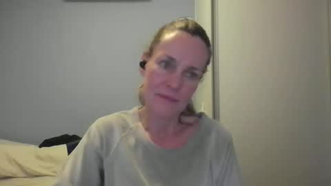 Snapshot of crazyanny chatting on 11.24.25 Anny online show from 11.24.25