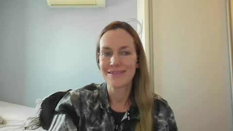 Snapshot of crazyanny chatting on 11.28.25 Anny online show from 11.28.25