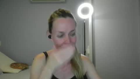 Snapshot of crazyanny chatting on 12.14.25 Anny online show from 12.14.25