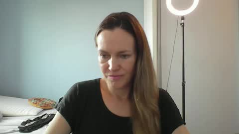 Snapshot of crazyanny chatting on 12.16.25 Anny online show from 12.16.25