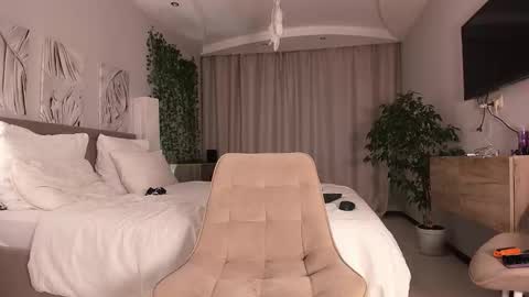 Snapshot of creambaby1 chatting on 12.19.25 ALEXA AND WALLY online show from 12.19.25