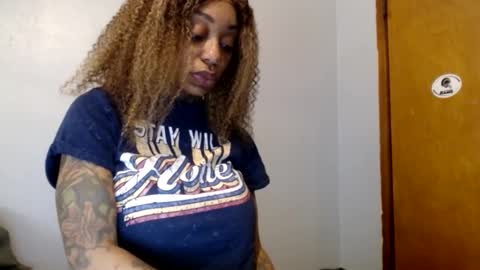 Snapshot of creamyexotica chatting on 12.17.25 CreamyExotica online show from 12.17.25