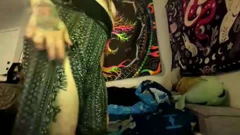 Snapshot of creamykellz chatting on 10.12.25 creamykellz online show from 10.12.25