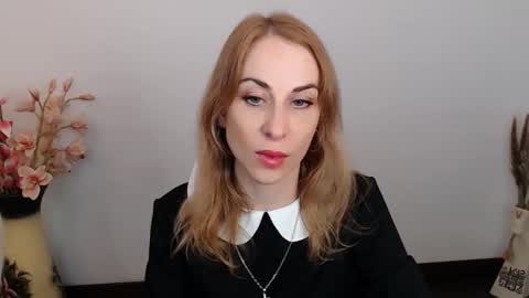 Snapshot of create_your_own_sun chatting on 10.08.25 Lera online show from 10.08.25