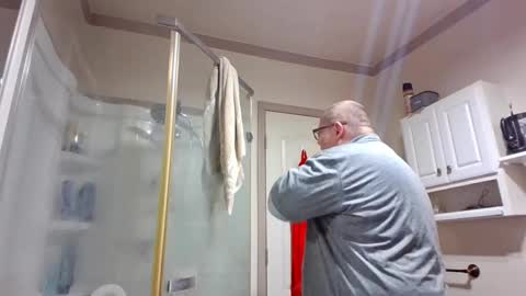 Snapshot of creeeping_death chatting on 02.28.25 The hopeless romantic online show from 02.28.25