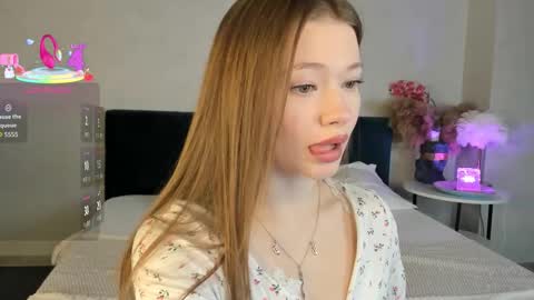 Snapshot of creepy_kittyy chatting on 11.10.25 Kitty online show from 11.10.25