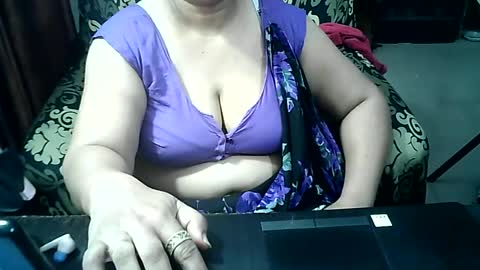Snapshot of crezybhabihot chatting on 07.04.26 Sonika69 online show from 07.04.26