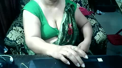 Snapshot of crezybhabihot chatting on 07.08.26 Sonika69 online show from 07.08.26