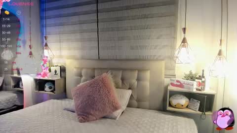 Snapshot of cristal__hot_1 chatting on 10.25.25 Cristal online show from 10.25.25