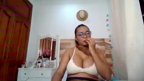 Snapshot of cristal_blanco chatting on 12.23.24 cristal online show from 12.23.24