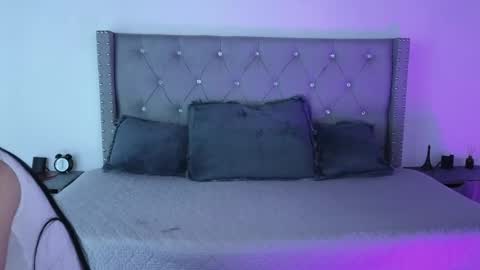  Alejandra from Wednesday to Saturday from 1000 pm to 400 am Colombian hour online show from 04.29.26