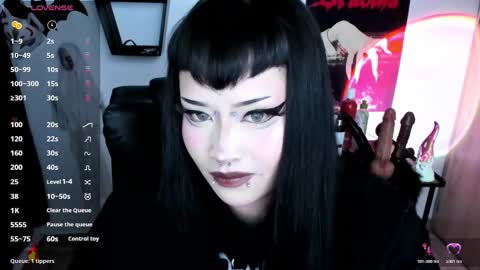 Snapshot of cristal_kosh chatting on 10.30.25 Cris online show from 10.30.25