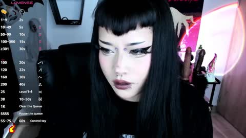 Snapshot of cristal_kosh chatting on 11.02.25 Cris online show from 11.02.25