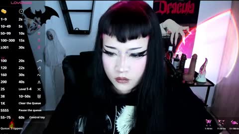 Snapshot of cristal_kosh chatting on 11.08.25 Cris online show from 11.08.25