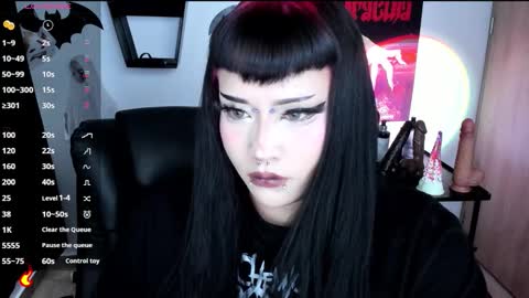 Snapshot of cristal_kosh chatting on 11.12.25 Cris online show from 11.12.25