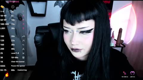 Snapshot of cristal_kosh chatting on 11.22.25 Cris online show from 11.22.25