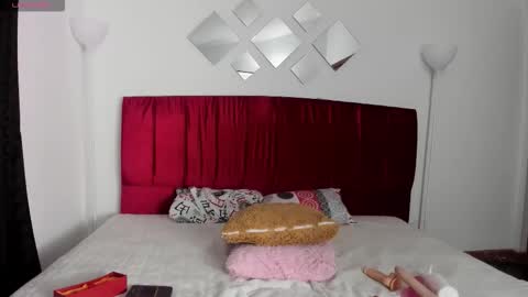 cristal_moon01 online show from 12.18.25