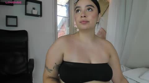 Snapshot of cristalcutte_ chatting on 12.17.24 Cristal Cute online show from 12.17.24