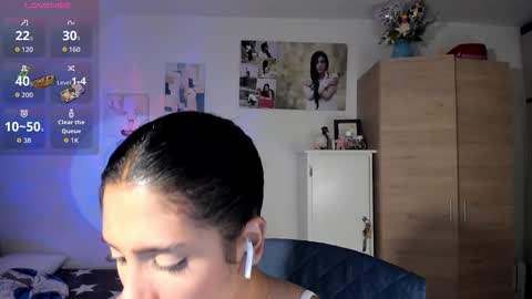 Snapshot of cristalmunez chatting on 10.26.25 cristal online show from 10.26.25