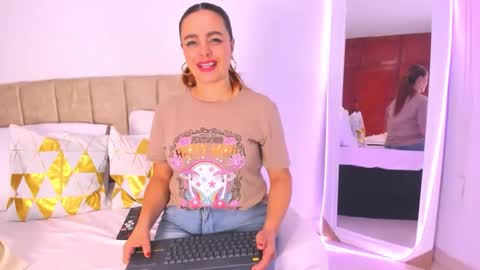 Snapshot of cristalwalker__ chatting on 11.23.25 cristal walker online show from 11.23.25