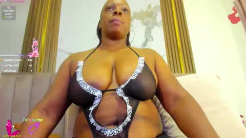 Snapshot of cristinsexy_ chatting on 11.22.25 Cristina online show from 11.22.25