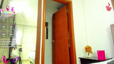 Snapshot of cristinsexy_ chatting on 11.25.25 Cristina online show from 11.25.25