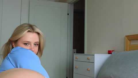 Snapshot of crystal_angells chatting on 09.11.25 Cassie control domi and lush in private for free online show from 09.11.25