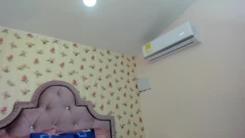 Snapshot of crystal_watson0 chatting on 05.15.26 Milf Latina online show from 05.15.26