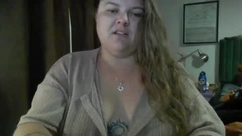 Snapshot of crystalizzzee chatting on 09.17.25 Herekittykitty69 online show from 09.17.25