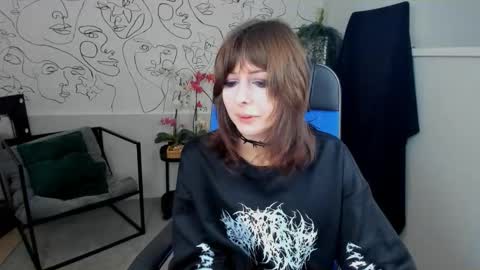 Snapshot of crystallbloom chatting on 09.30.25 crystallbloom online show from 09.30.25