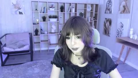 Snapshot of crystallbloom chatting on 10.28.25 crystallbloom online show from 10.28.25