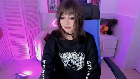 Snapshot of crystallbloom chatting on 11.05.25 crystallbloom online show from 11.05.25