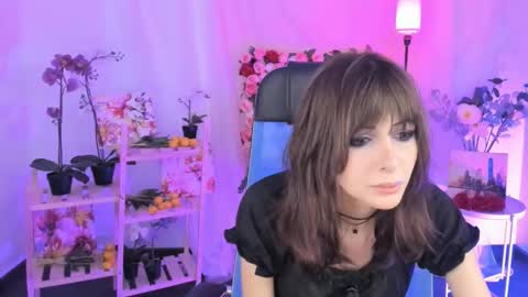 Snapshot of crystallbloom chatting on 12.21.25 crystallbloom online show from 12.21.25