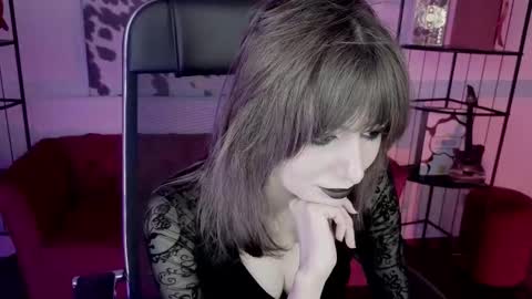 Snapshot of crystallbloom chatting on 02.14.26 crystallbloom online show from 02.14.26