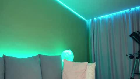 Snapshot of cuddle_kitten chatting on 01.12.25 Alexia online show from 01.12.25