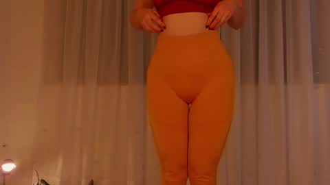 Snapshot of cuddlingbunnny chatting on 12.09.24 Leonela online show from 12.09.24