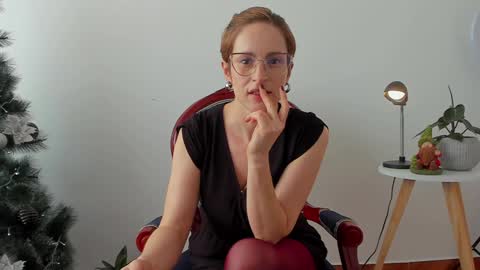 Snapshot of cuddlingbunnny chatting on 12.10.24 Leonela online show from 12.10.24