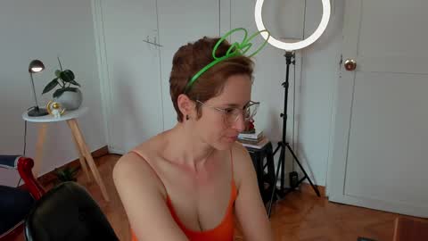 Snapshot of cuddlingbunnny chatting on 12.12.24 Leonela online show from 12.12.24