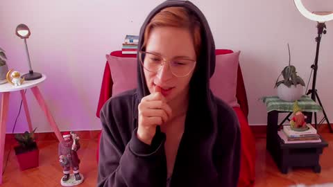 Snapshot of cuddlingbunnny chatting on 12.24.24 Leonela online show from 12.24.24